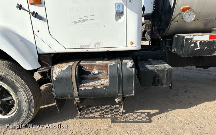 image for item DN0819 1991 International 2554 oil distributor truck