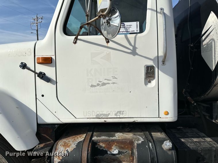 image for item DN0819 1991 International 2554 oil distributor truck
