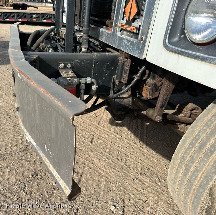 image for item DN0819 1991 International 2554 oil distributor truck