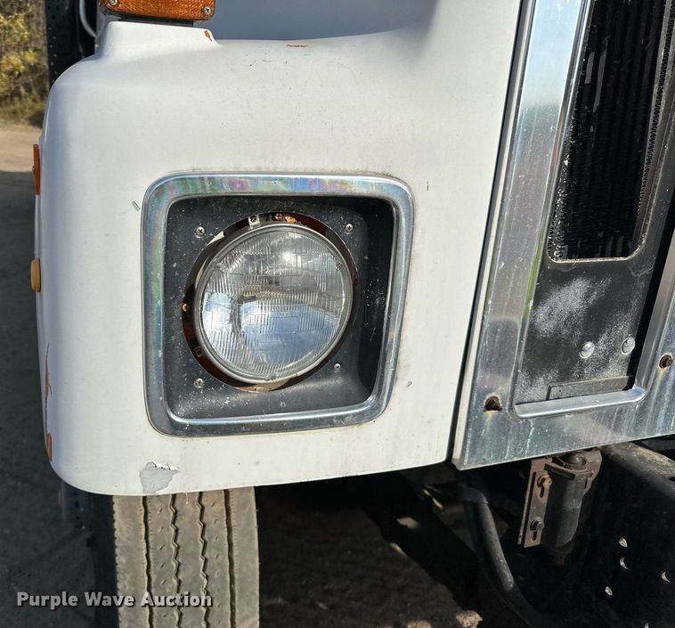 image for item DN0819 1991 International 2554 oil distributor truck