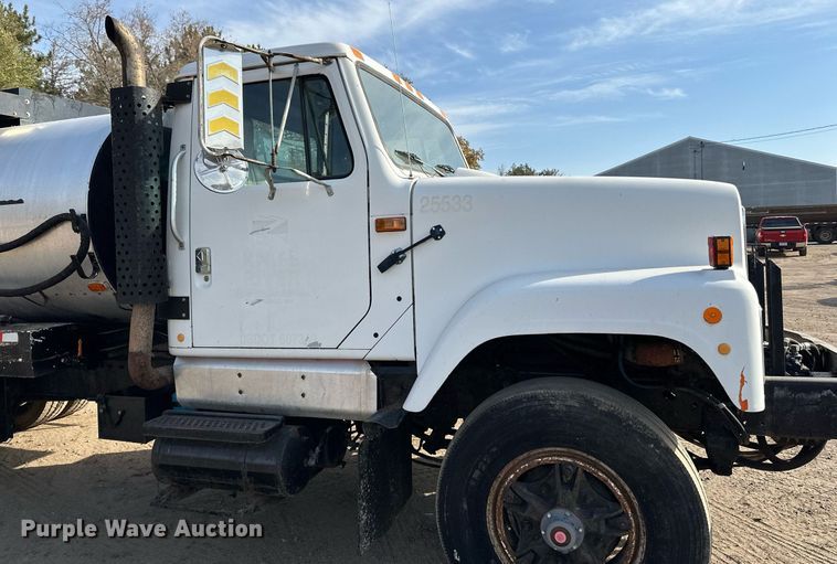 image for item DN0819 1991 International 2554 oil distributor truck