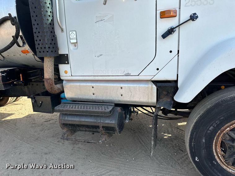 image for item DN0819 1991 International 2554 oil distributor truck