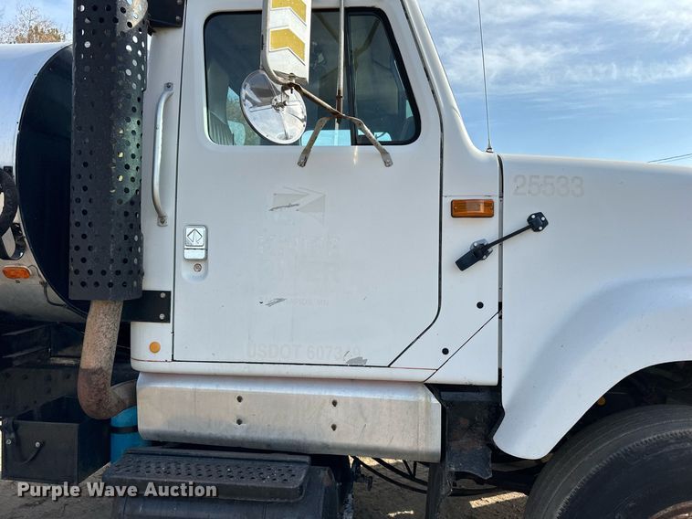 image for item DN0819 1991 International 2554 oil distributor truck