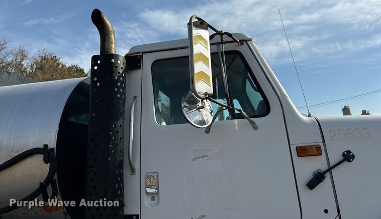 image for item DN0819 1991 International 2554 oil distributor truck