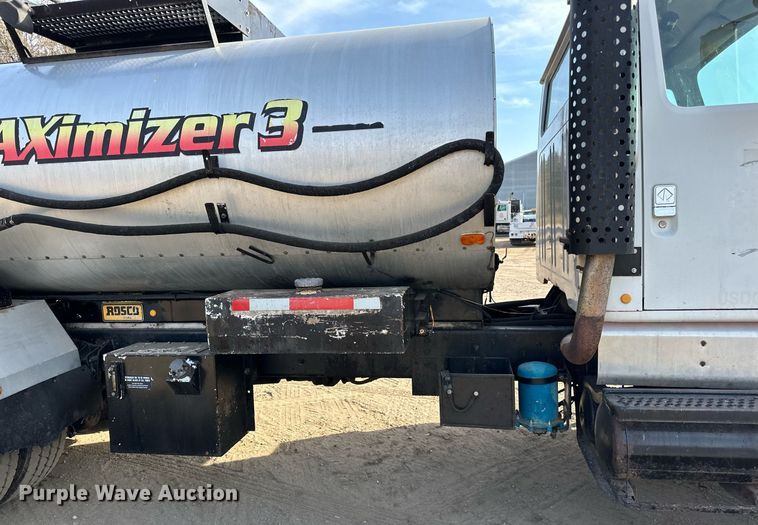 image for item DN0819 1991 International 2554 oil distributor truck