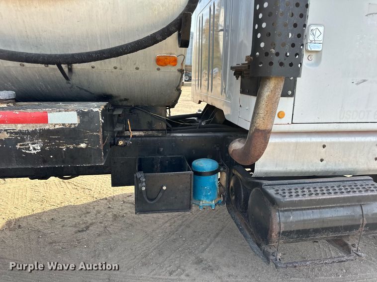 image for item DN0819 1991 International 2554 oil distributor truck