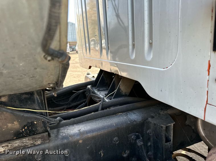 image for item DN0819 1991 International 2554 oil distributor truck