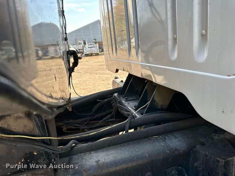 image for item DN0819 1991 International 2554 oil distributor truck