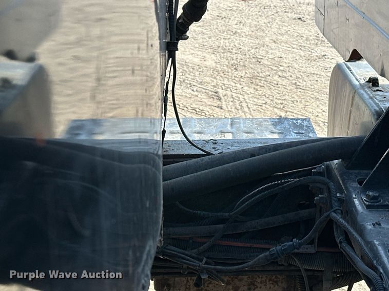 image for item DN0819 1991 International 2554 oil distributor truck