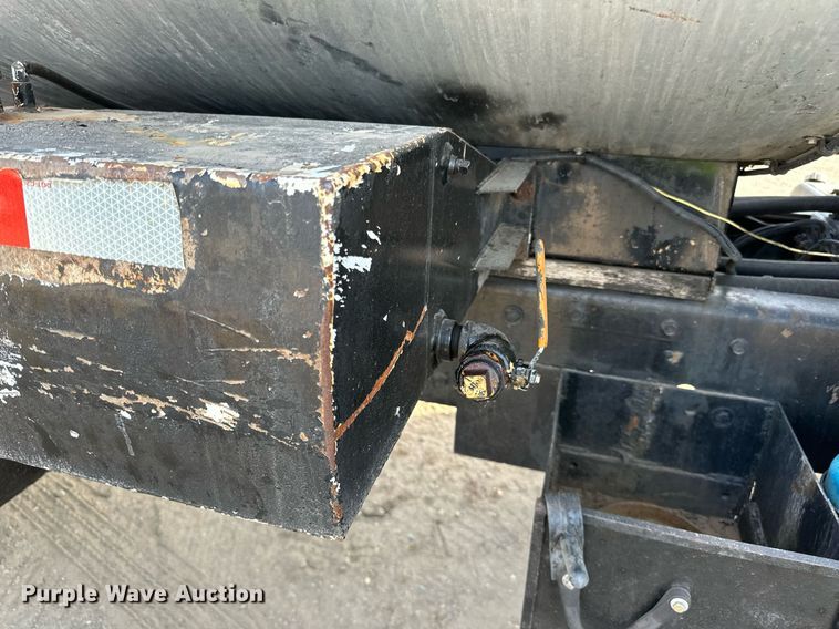 image for item DN0819 1991 International 2554 oil distributor truck