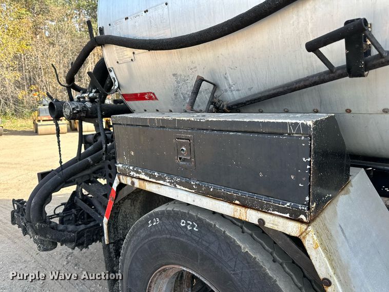 image for item DN0819 1991 International 2554 oil distributor truck