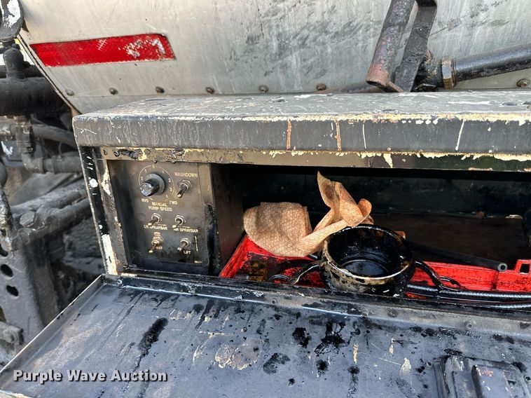 image for item DN0819 1991 International 2554 oil distributor truck