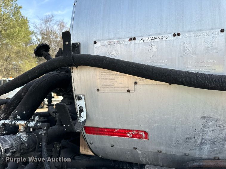 image for item DN0819 1991 International 2554 oil distributor truck