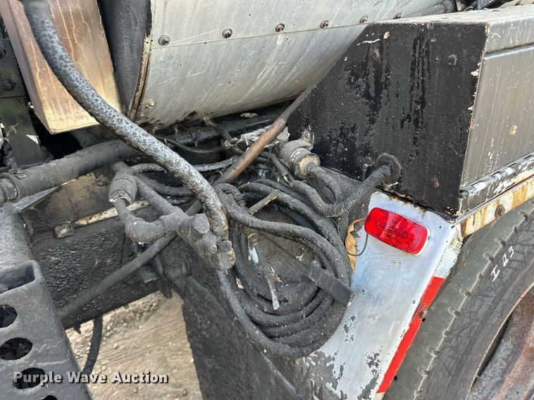 image for item DN0819 1991 International 2554 oil distributor truck