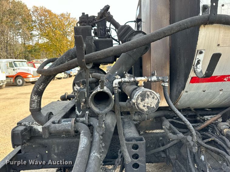 image for item DN0819 1991 International 2554 oil distributor truck