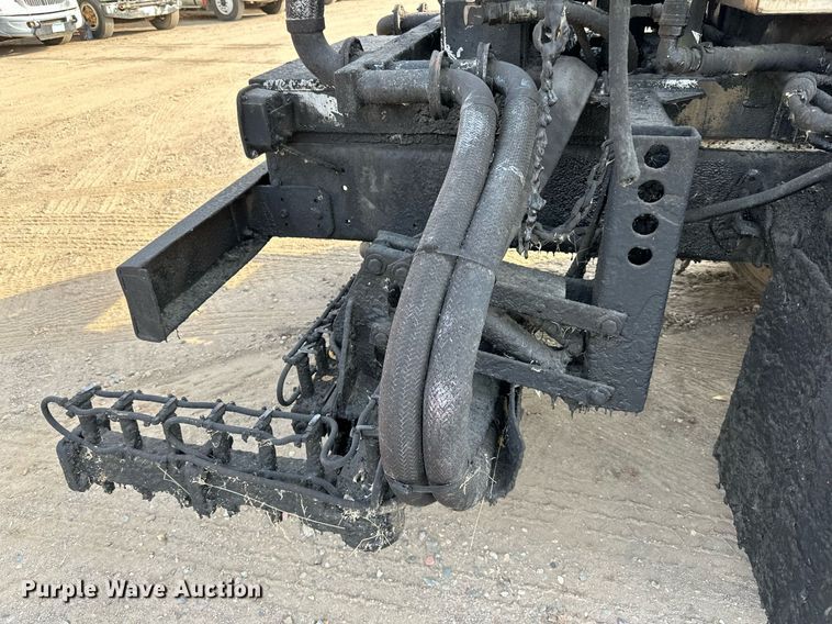 image for item DN0819 1991 International 2554 oil distributor truck