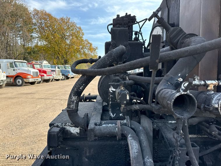 image for item DN0819 1991 International 2554 oil distributor truck