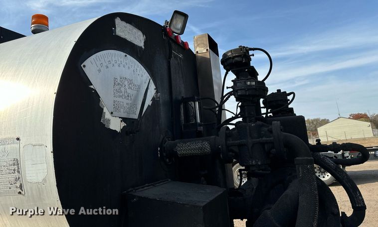 image for item DN0819 1991 International 2554 oil distributor truck