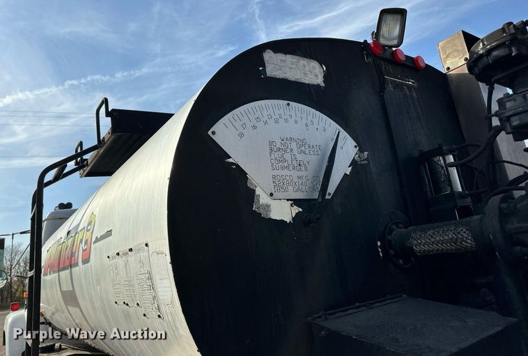 image for item DN0819 1991 International 2554 oil distributor truck