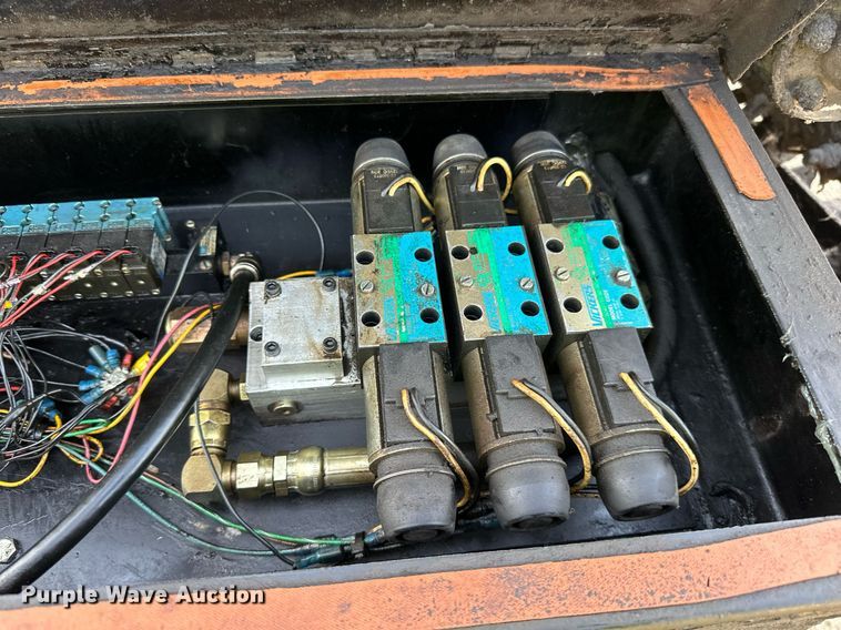 image for item DN0819 1991 International 2554 oil distributor truck