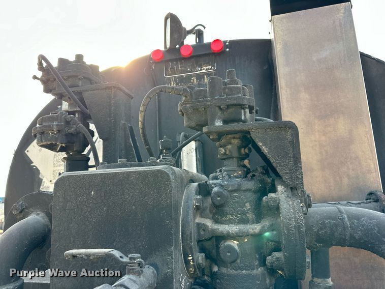 image for item DN0819 1991 International 2554 oil distributor truck