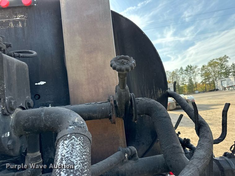 image for item DN0819 1991 International 2554 oil distributor truck