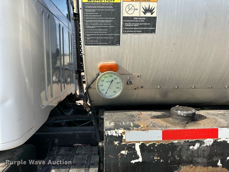 image for item DN0819 1991 International 2554 oil distributor truck