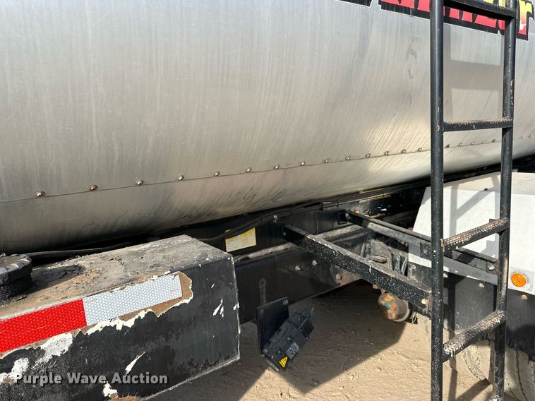 image for item DN0819 1991 International 2554 oil distributor truck