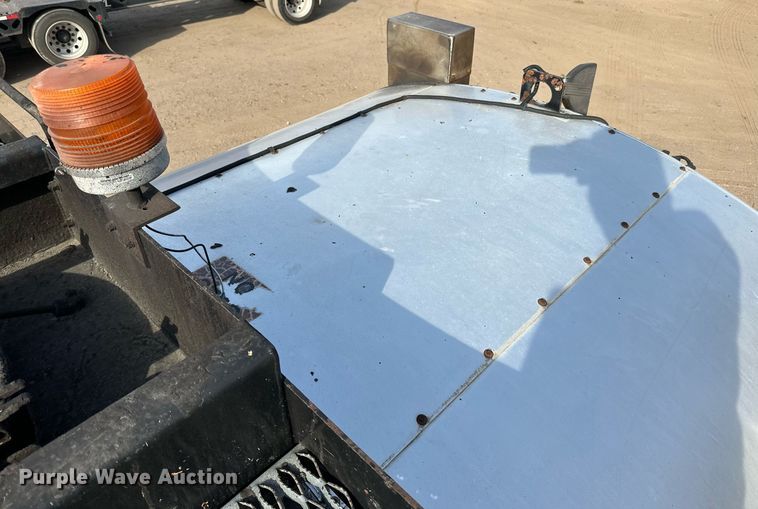 image for item DN0819 1991 International 2554 oil distributor truck