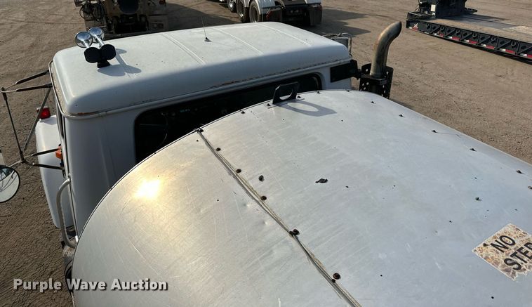 image for item DN0819 1991 International 2554 oil distributor truck