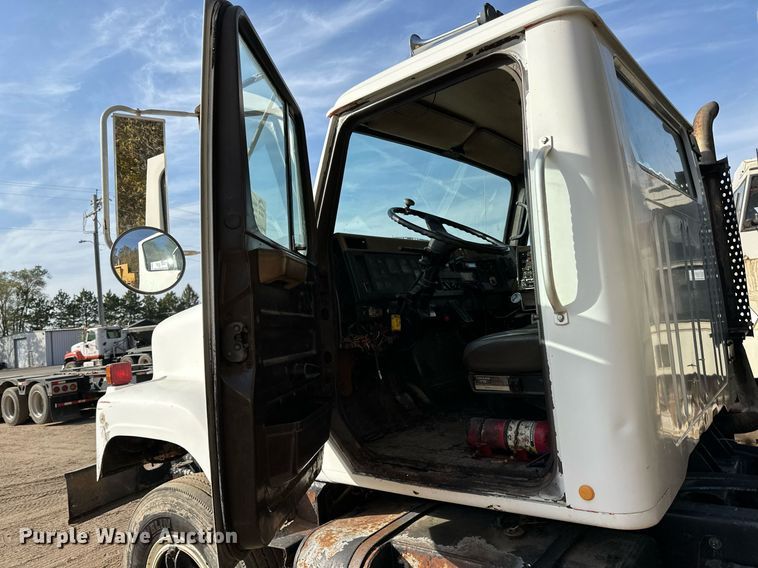 image for item DN0819 1991 International 2554 oil distributor truck