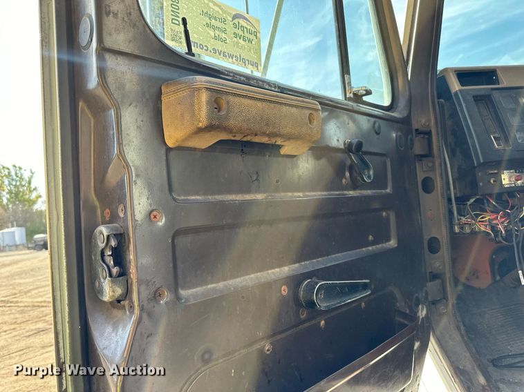 image for item DN0819 1991 International 2554 oil distributor truck