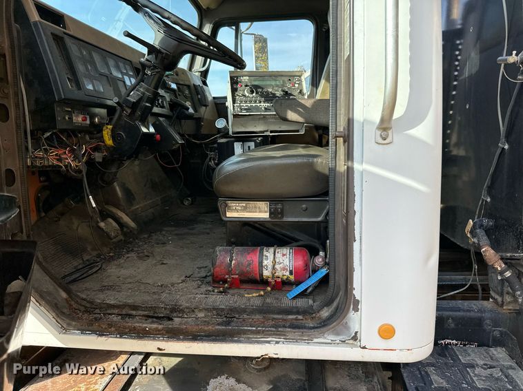 image for item DN0819 1991 International 2554 oil distributor truck