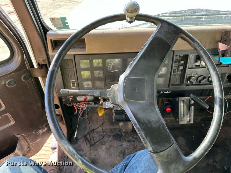 image for item DN0819 1991 International 2554 oil distributor truck