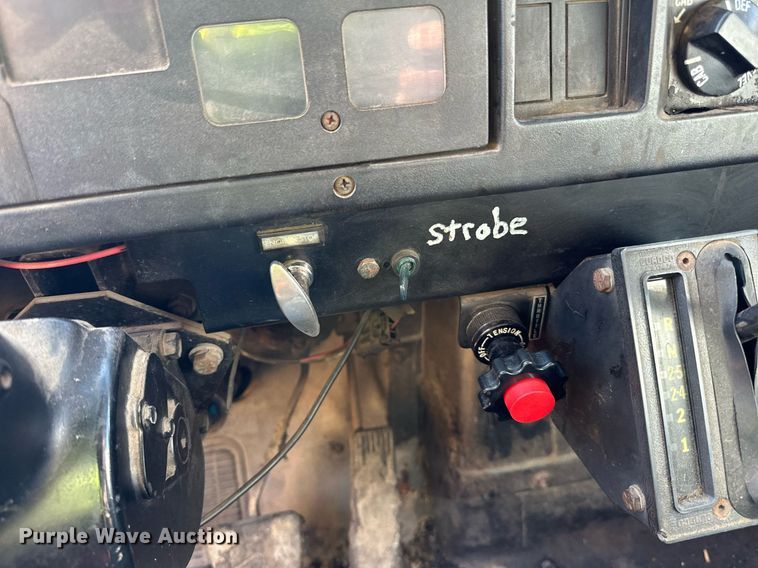 image for item DN0819 1991 International 2554 oil distributor truck