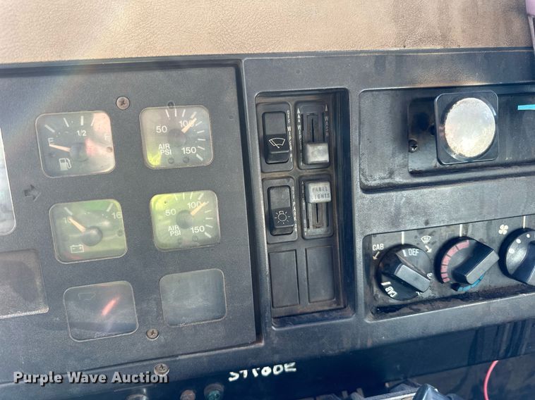 image for item DN0819 1991 International 2554 oil distributor truck