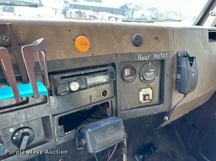 image for item DN0819 1991 International 2554 oil distributor truck