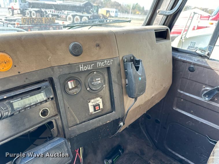 image for item DN0819 1991 International 2554 oil distributor truck