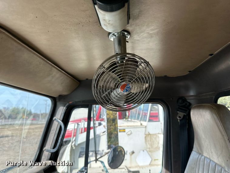 image for item DN0819 1991 International 2554 oil distributor truck