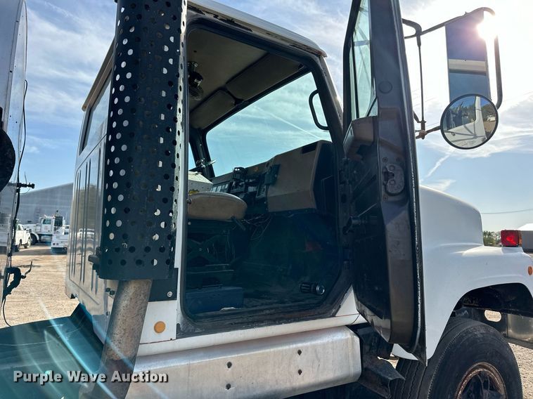 image for item DN0819 1991 International 2554 oil distributor truck