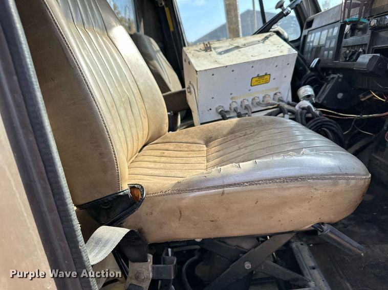 image for item DN0819 1991 International 2554 oil distributor truck