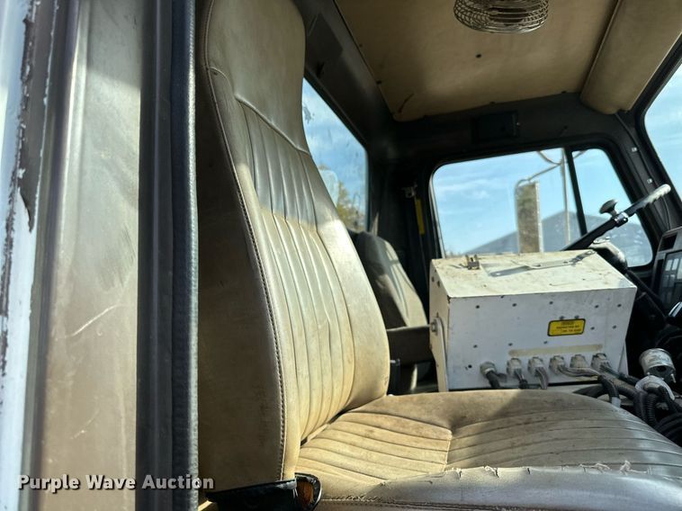 image for item DN0819 1991 International 2554 oil distributor truck