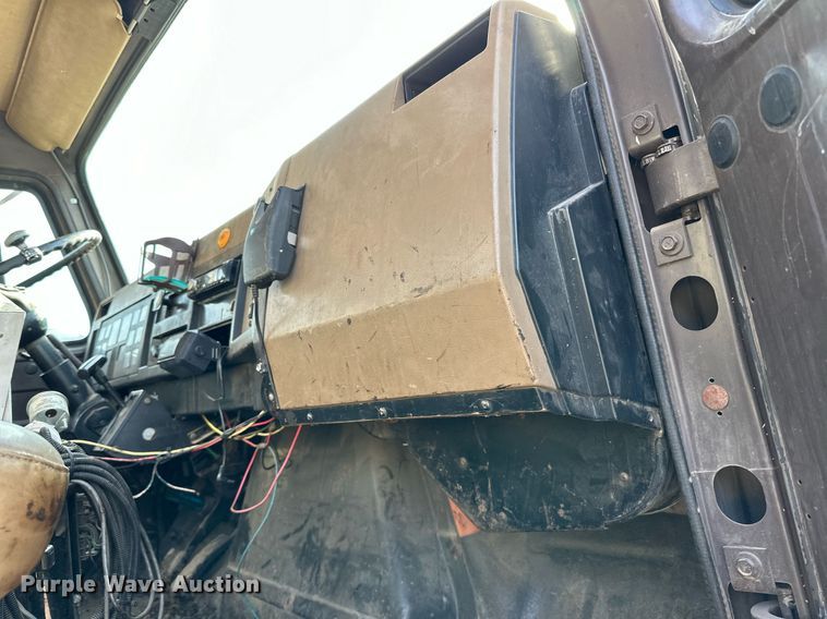 image for item DN0819 1991 International 2554 oil distributor truck