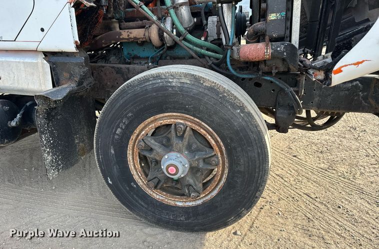 image for item DN0819 1991 International 2554 oil distributor truck