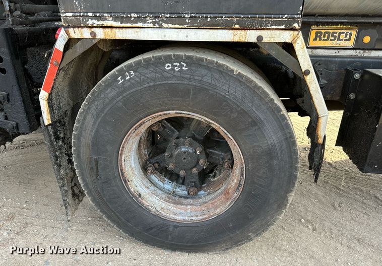 image for item DN0819 1991 International 2554 oil distributor truck