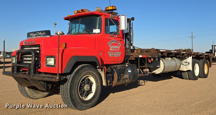 image for item DO1755 1994 Mack RD688S winch truck