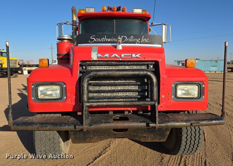 image for item DO1755 1994 Mack RD688S winch truck