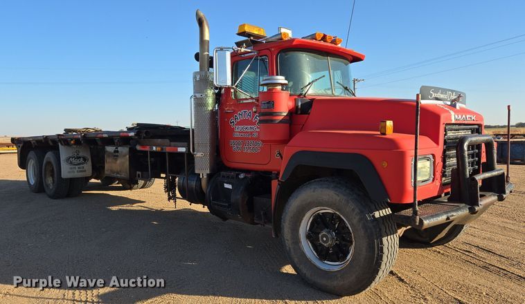 image for item DO1755 1994 Mack RD688S winch truck