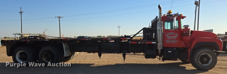 image for item DO1755 1994 Mack RD688S winch truck