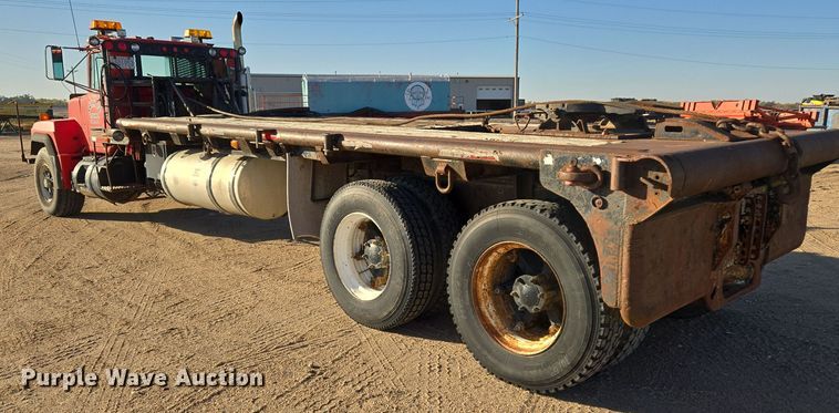 image for item DO1755 1994 Mack RD688S winch truck